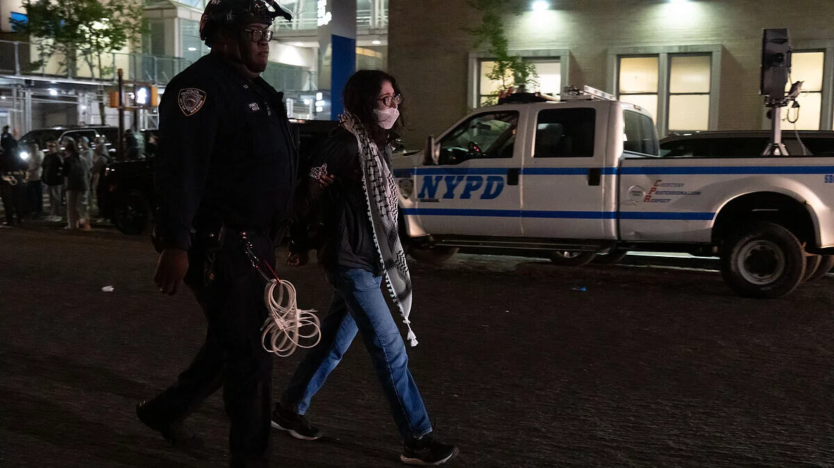 Dona arrestada durant una protesta a la Universitat de Columbia el 30 d'abril de 2024