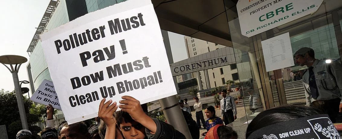 Activistes sostenint pancartes demanant justicia per les víctimes del desastre de Bhopal del 1984