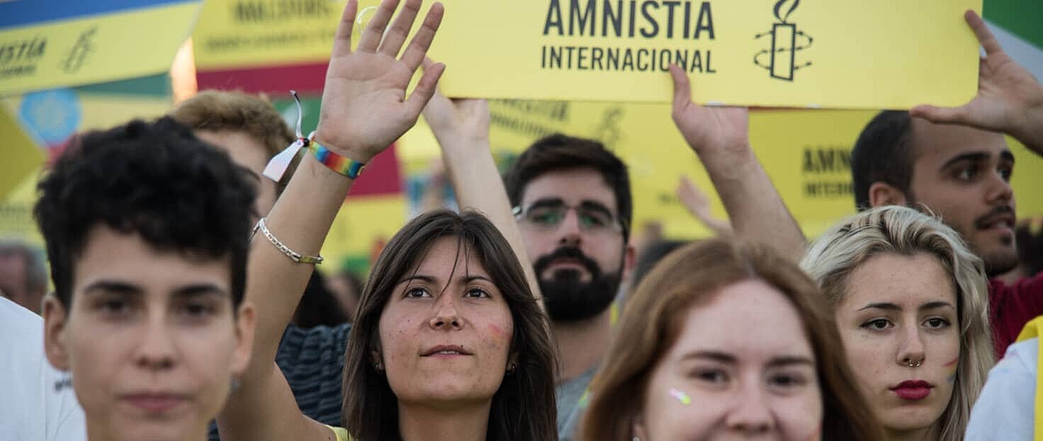 Activista levantando la mano