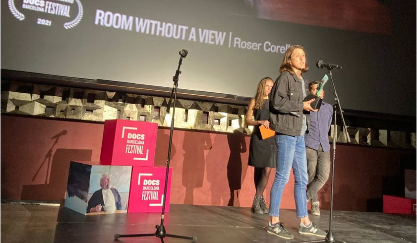 La directora de "Room without a view", Roser Corella, recollint el premi Amnistia Internacional Catalunya en l'edició 2021 del Festival...