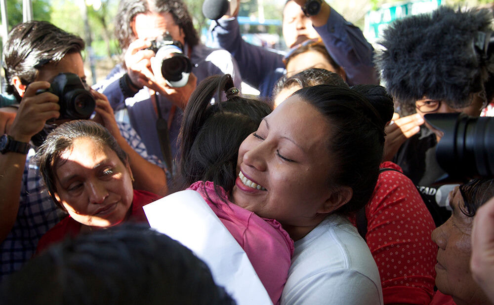 Teodora Vásquez abraça a la seva família després de sortir de presó en 2018. Teodora va ser condemnada a 30 anys de presó per donar a llum al seu...