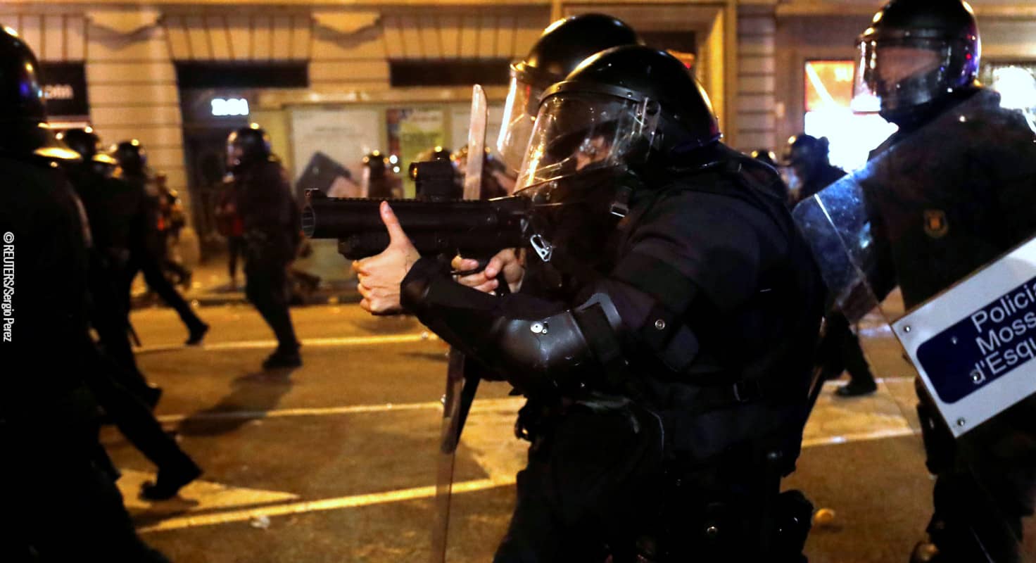 Un policia disparando balas de foam
