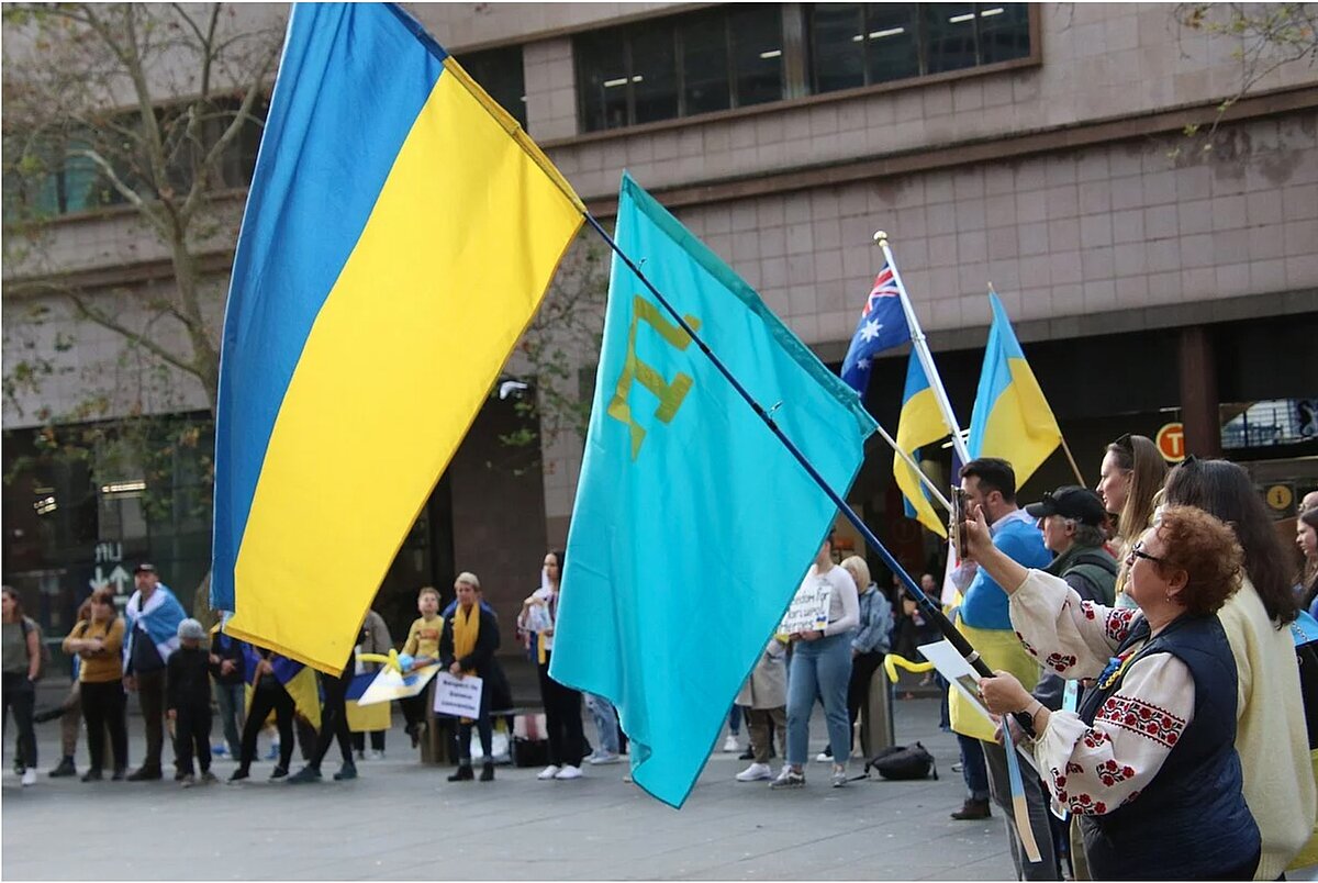 Imatge de múltiples ciutadans amb banderes Ucraïneses i Tàtares de Crimea