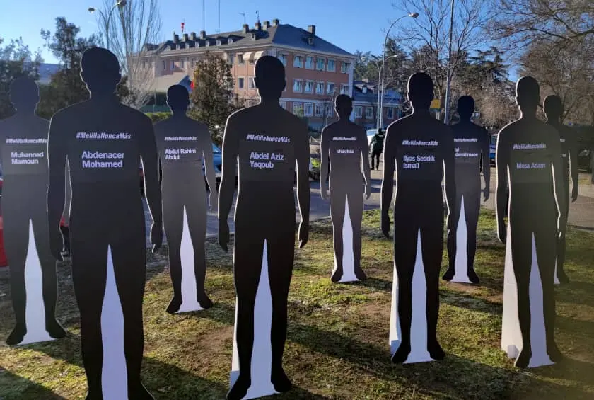 Siluetas representando a las víctimas de Melilla
