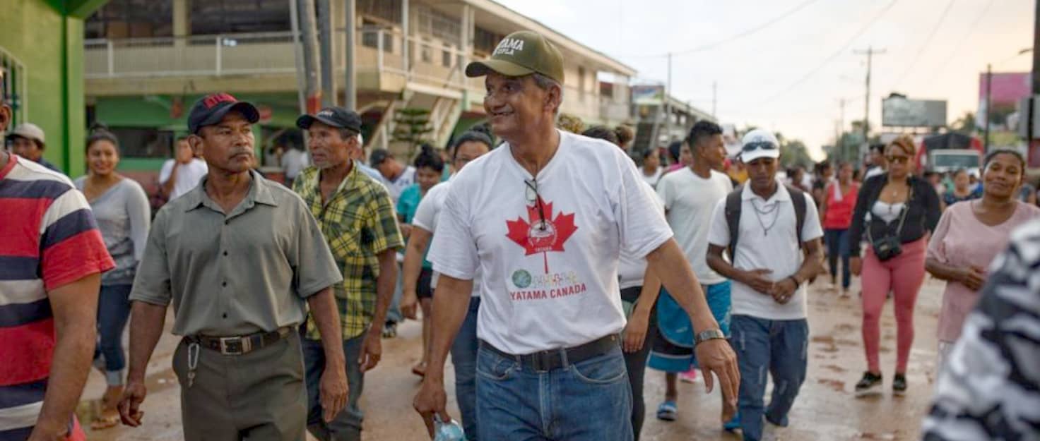 Brooklyn Rivera acompañado de algunos seguidores