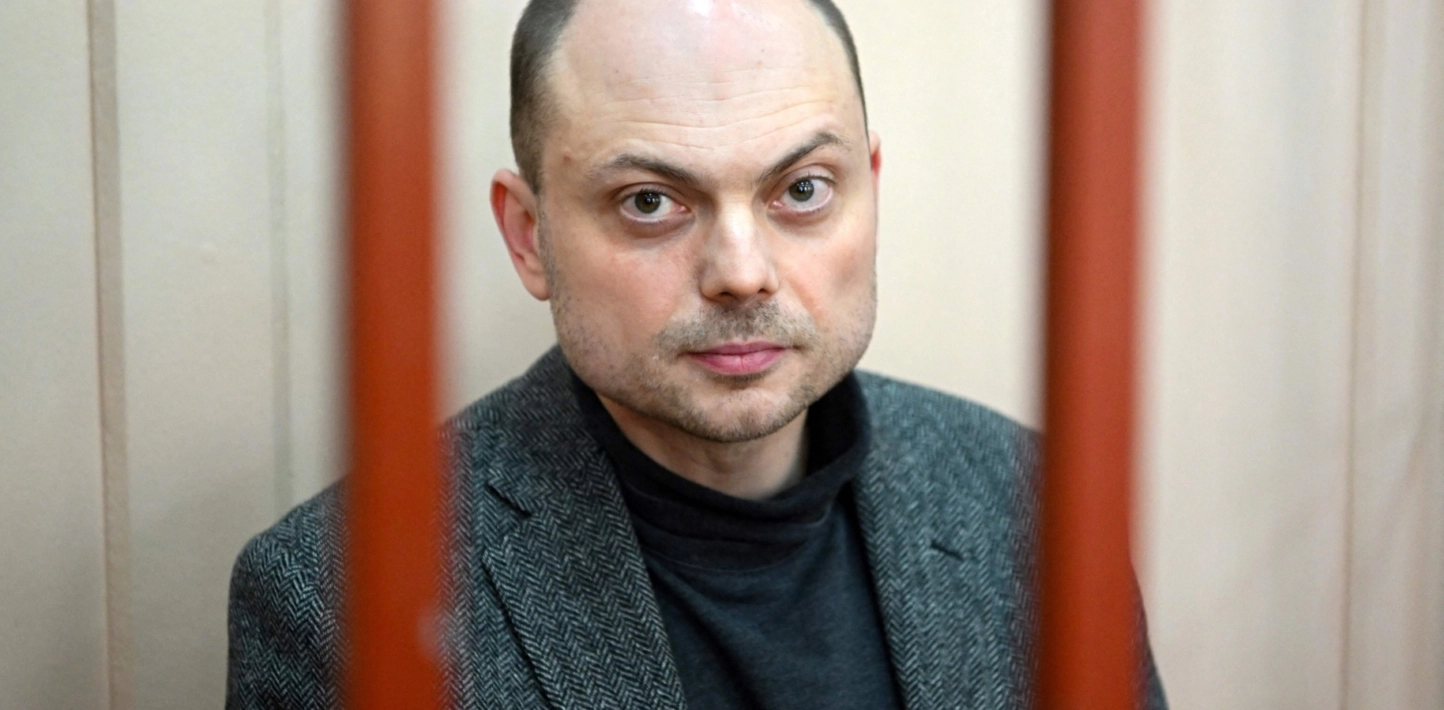 El preso de conciencia rusa Vladimir Kara-Murza tras unos barrotes
