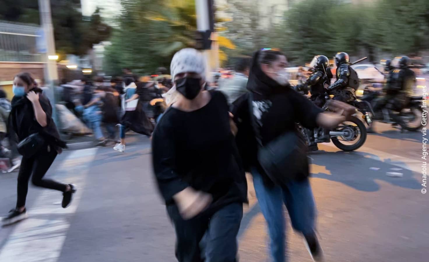 Mujeres huyendo de policias en moto