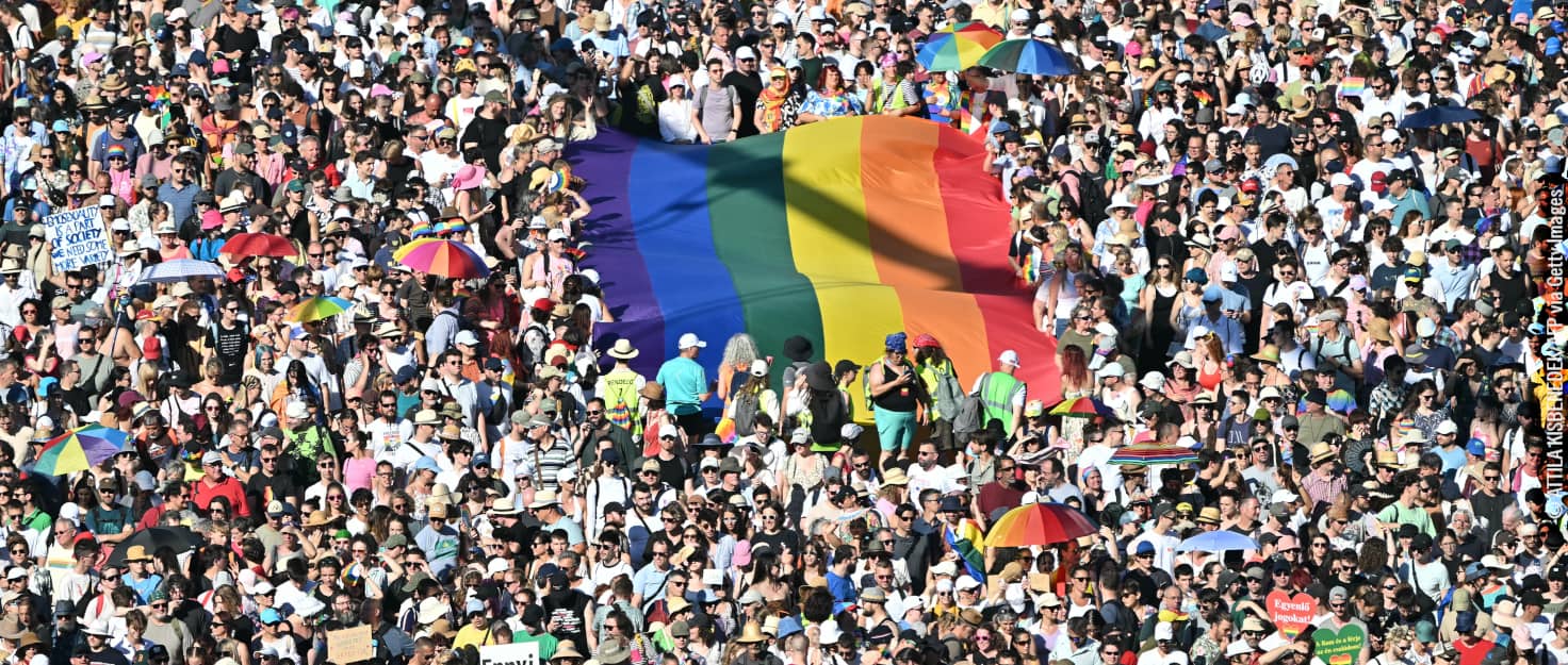 Multitud en el orgullo de Budapest con una bandera arcoiris gigante