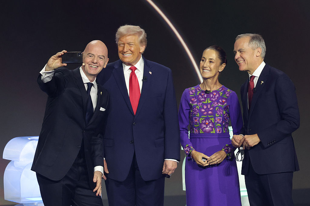Donald Trump, Claudia Sheinbaum y Mark Carney posan para un selfie con Gianni Infantino