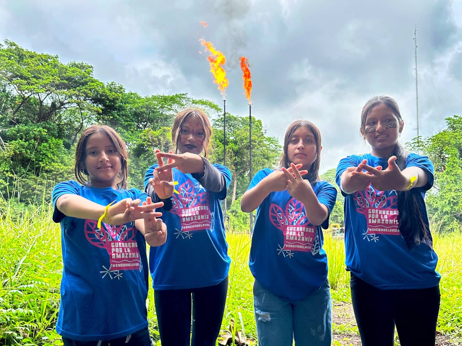 Cuatro niñas activistas delante de unos mecheros