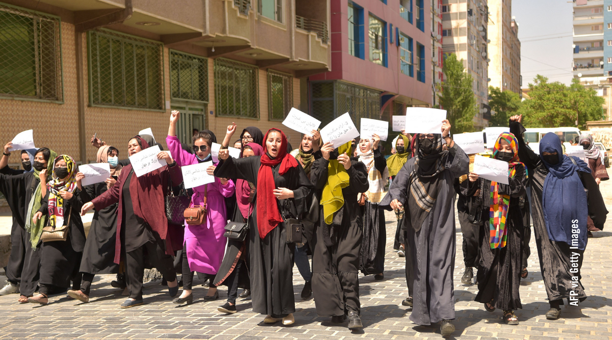 Mujeres afganas sostienen pancartas mientras marchan para protestar por sus derechos, en Kabul el 29 de abril de 2023