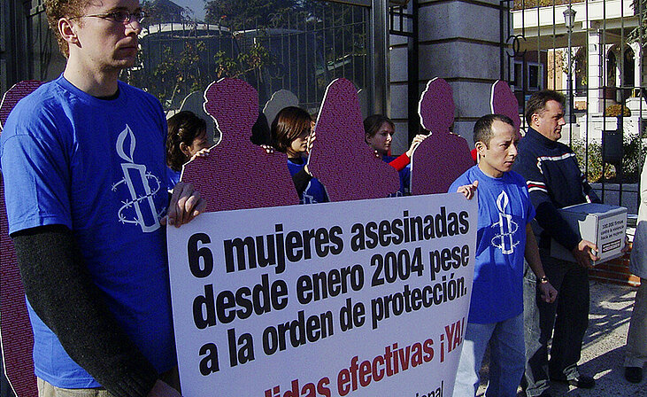 Acte d'AI exigint mesures contra la violència de gènere, novembre de 2004.
