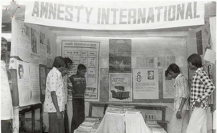 Exposició contra la tortura d'Amnistia Internacional a l'Índia, el 1982. © AI