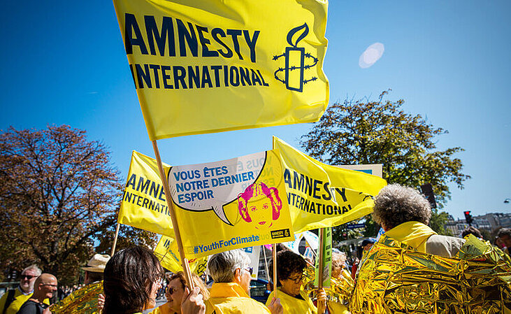 Activistas de Amnistía Internacional participan en el Día de Acción Mundial por el Clima.