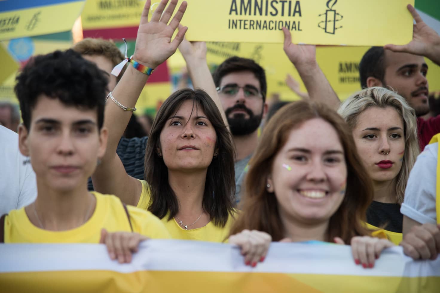 Activista levantando la mano