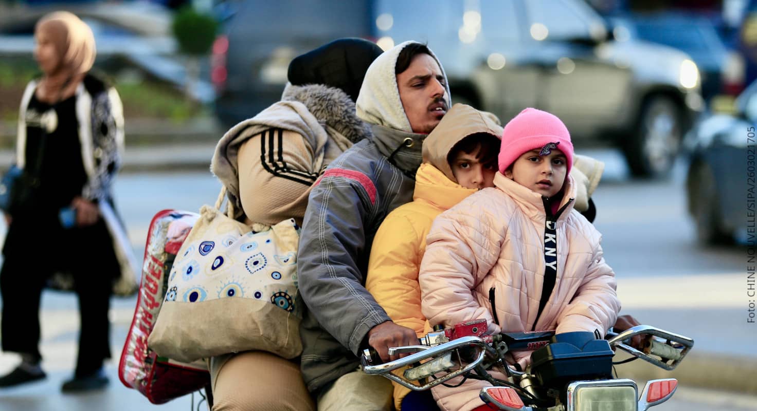 Una familia huyendo en una motocicleta