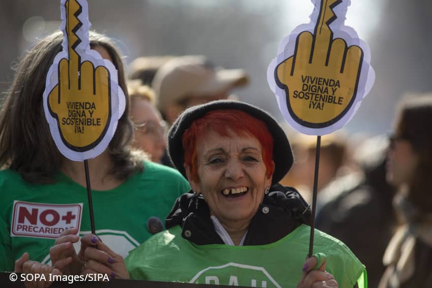 Mujeres manifestándose por una vivienda digna