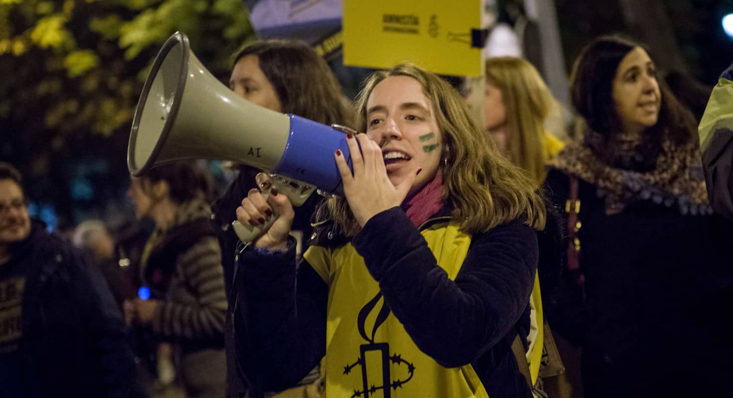Activista con un megáfono